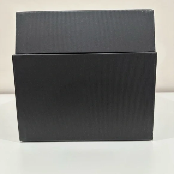 Gucci white&black shoe box with 2 dust bags, tissue/shoe stuffing papers & card - Picture 7 of 13